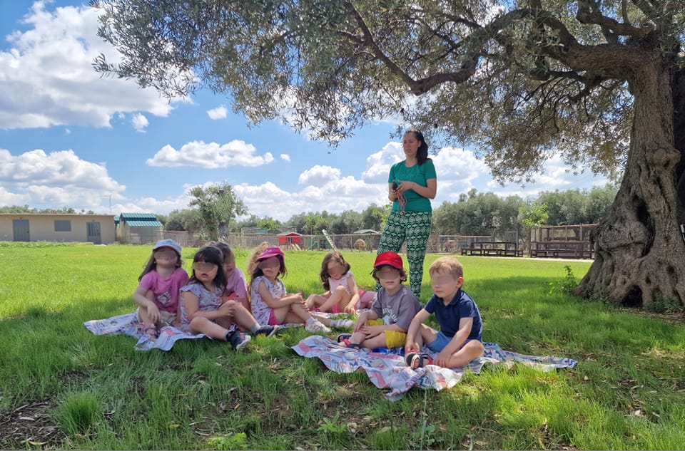 The best visitors today, having a picnic in the Kyklopas yard !