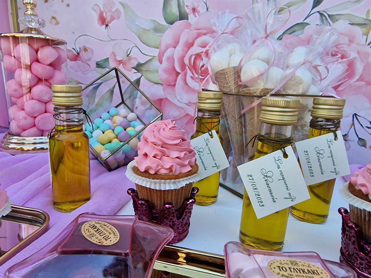 We had the pleasure of giving guests Kyklopas extra virgin olive oil as gifts for the guests.