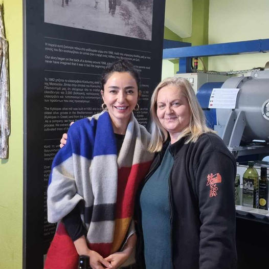 Öykü Gürman, the famous singer from Turkey, has visited Kyklopas for an olive oil tour!!