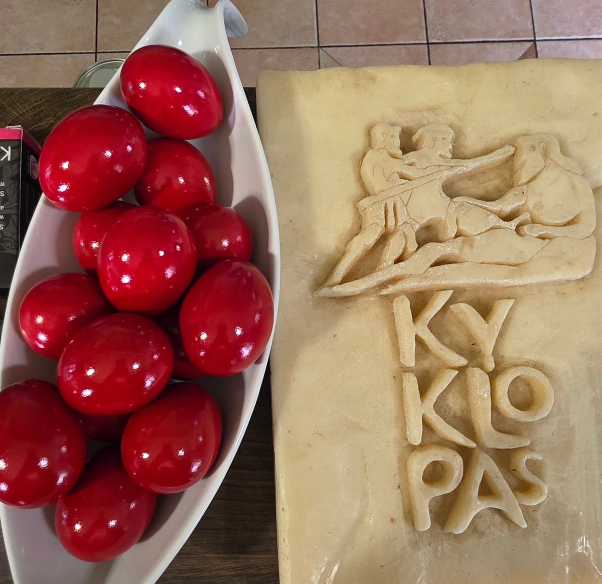 Kαι αυτο το Πασχα ας πρωταγωνιστεί το εξαιρετικό παρθένο ελαιόλαδο Κύκλωπας, γιατί οι μεγάλες στιγμές αξίζουν τα καλύτερα.