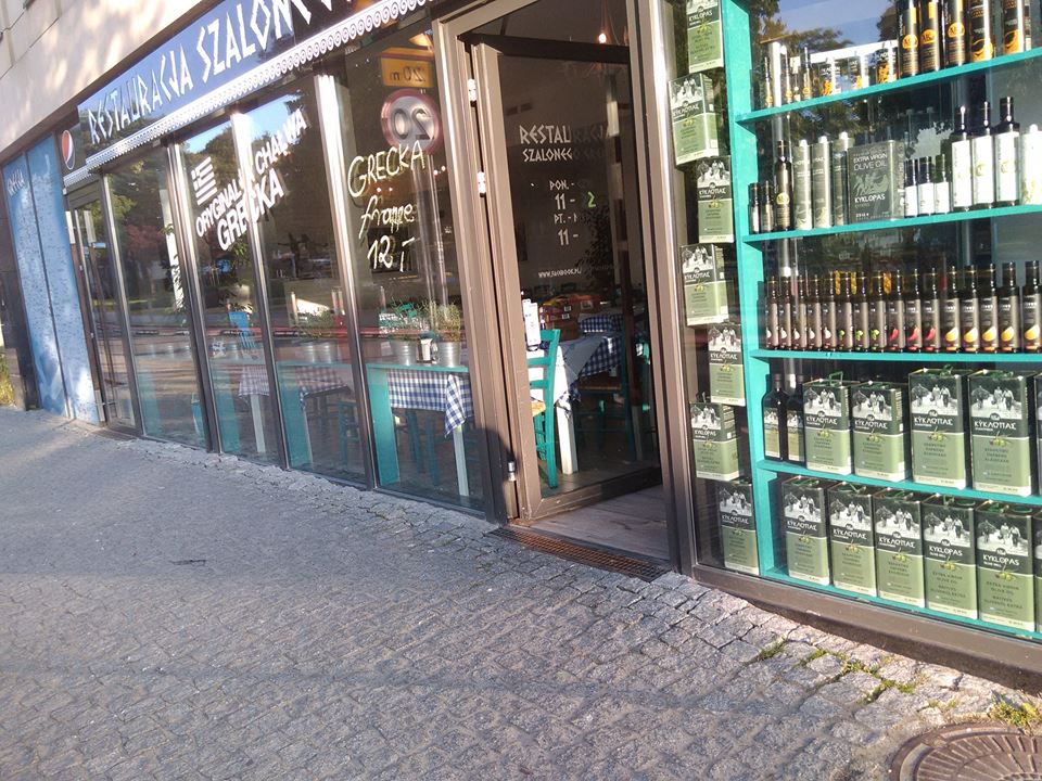 This shop window in Poland was decorated using Kyklopas