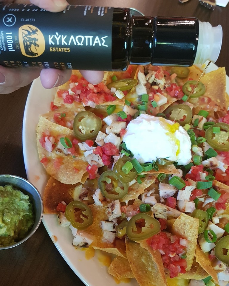 Recipe: Homemade nachos with chicken, yoghurt and guacamole with basil dressing. βασιλικού