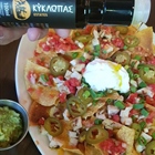 Recipe: Homemade nachos with chicken, yoghurt and guacamole with basil dressing. βασιλικού