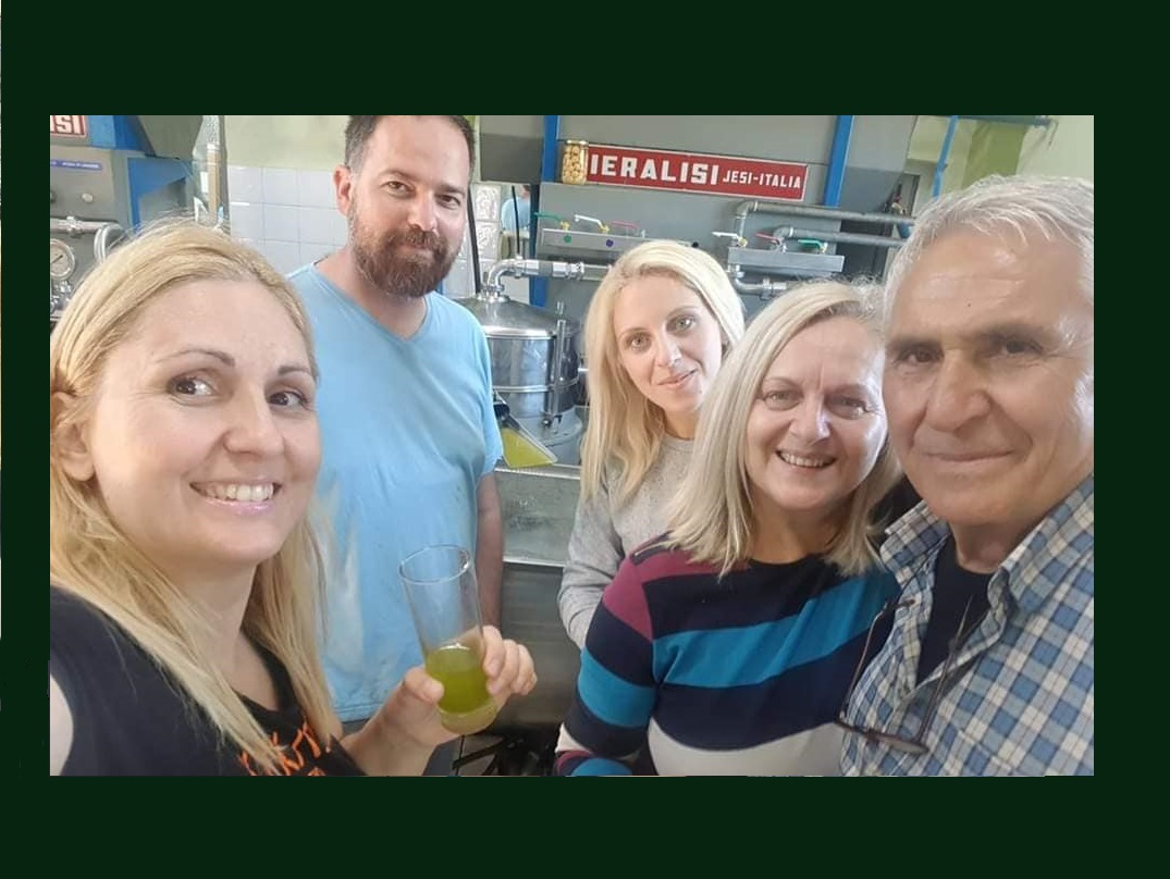 Oικογένεια Κύκλωπας! Ομαδα τρομερη!Aκομα μια υπέροχη ημέρα ελαιοποίησης!