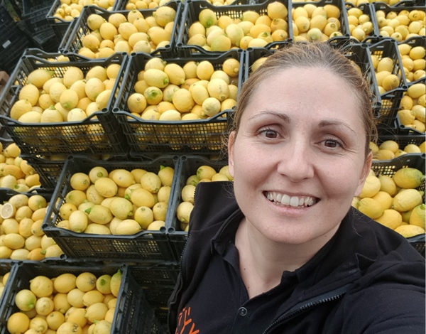 Dressing Kyklopas with lemon