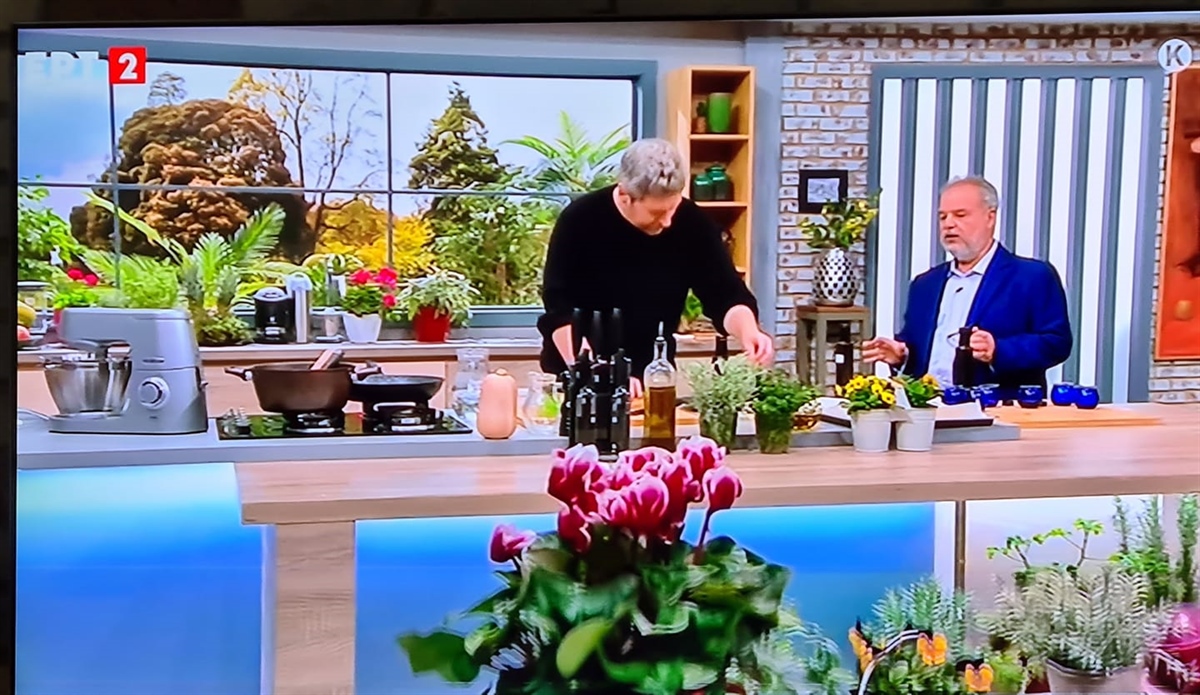 On ERT2 TV channel... PDO Cooking with guest Kostas Lyris, showcasing Greek extra virgin olive oils! (video)