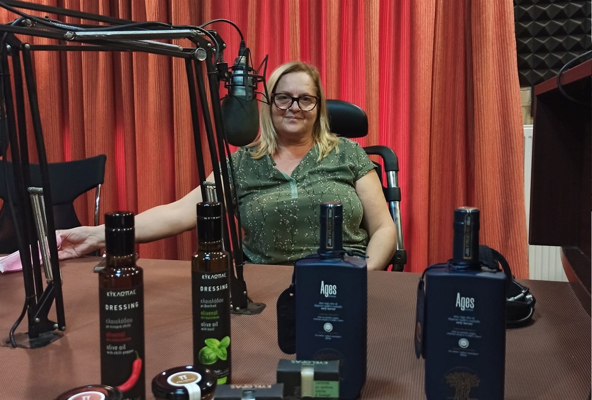 Niki Kelidou on the radio.
