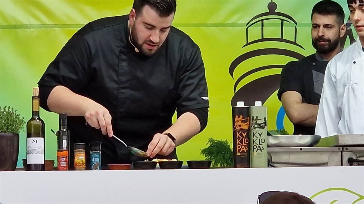 O Σταύρος Βαρθαλίτης νικητής του Master Chef 4 μαγειρεύει με Κύκλωπα (Photo - video)
