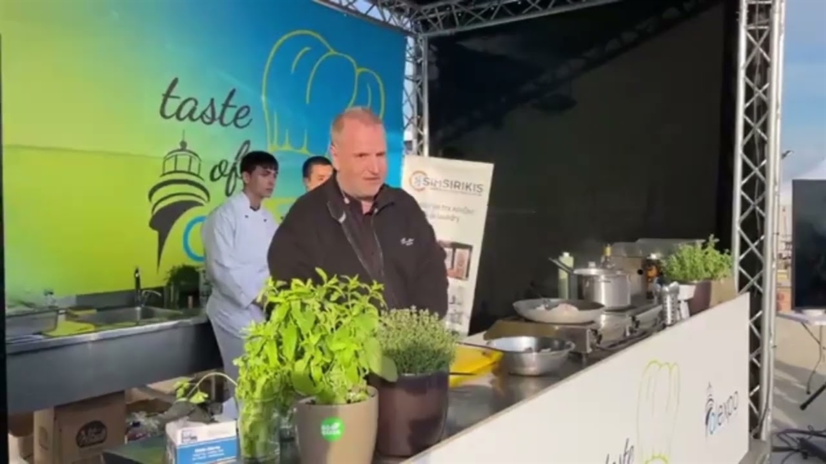 O πολύ γνωστός σεφ Βαγγέλης Δρίσκας.. μαγειρεύει με Κύκλωπα (video)