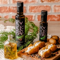 Φυσικά αρωματισμένο ελαιόλαδο με δενδρολίβανο και κόκκους πιπεριού
